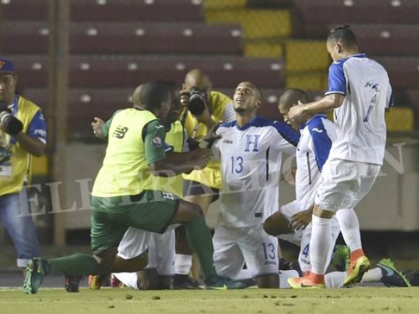 El delantero Eddie Hernández celebra la única anotación en el juego entre Honduras y Panamá (Foto: Agencia AFP)