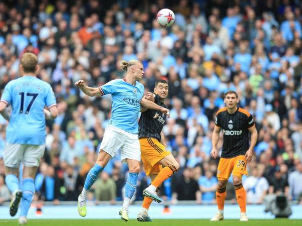 El delantero noruego del Manchester City, Erling Haaland, lucha por el balón con el mediocampista español del Leeds United, Marc Roca.