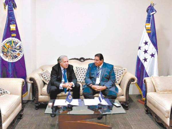 Almagro junto Luis Suazo en la firma del convenio en República Dominicana.