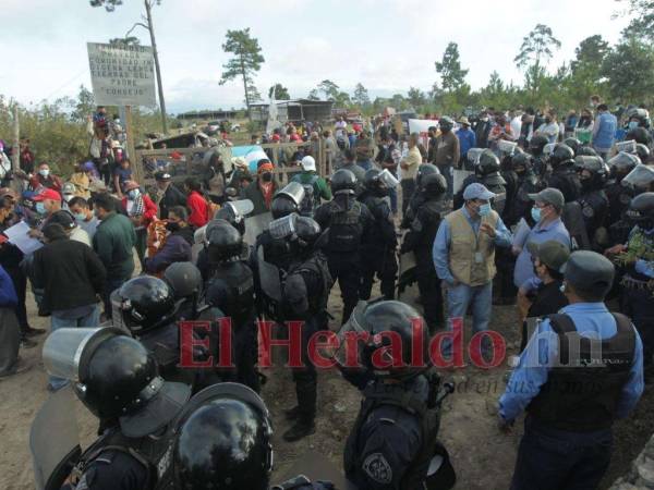 Los agentes policiales utilizaron gas lacrimógeno para desalojar a los manifestantes de Libre.