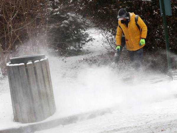 En varios estados de EUA, el fin de año está marcado por tormentas invernales, y Nueva York no es la excepción. A pesar de haber enfrentado una situación similar hace unas semanas, hoy se pronostica una acumulación de nieve de más de 40 centímetros.