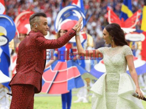 El músico inglés Robbie Williams y la soprano rusa Aida Garifullina se presentan durante la ceremonia de apertura de la Copa Mundial de Rusia antes del primer partido del torneo entre Rusia y Arabia Saudita el 14 de junio de 2018 en el Estadio Luzhniki de Moscú. / AFP / Patrik STOLLARZ.