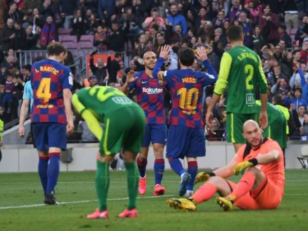 El delantero argentino del Barcelona, Lionel Messi celebra con el delantero danés del Barcelona, Martin Braithwaite. Foto AFP