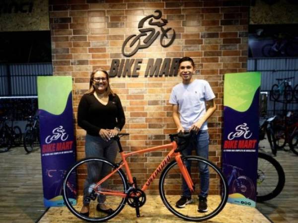 La gerente de mercadeo Bikemart, Gennie Flores, realizó la entrega del premio más esperado a Carlos Ochoa