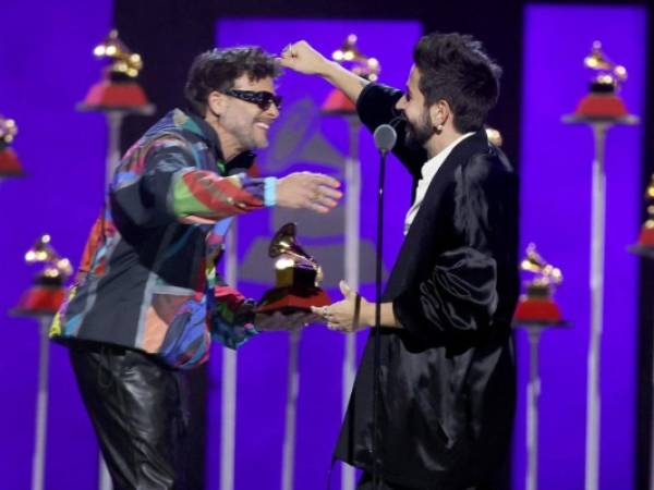 Pedro Capó y Camilo en el escenario en la ceremonia de estreno de la 22a entrega anual del Latin Grammy. Foto: AFP.