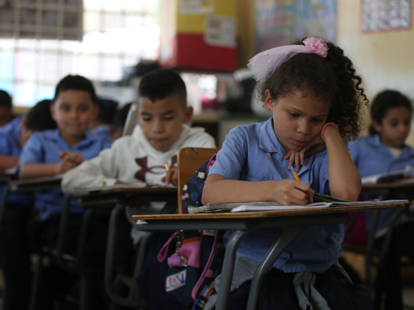 Los menores pasan distraídos debido al calor, y la capacidad de aprender se les reduce, según comentaron sus maestros.