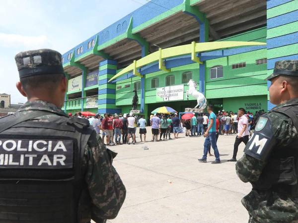 Agentes de la PMOP resguardan el estadio olanchano.