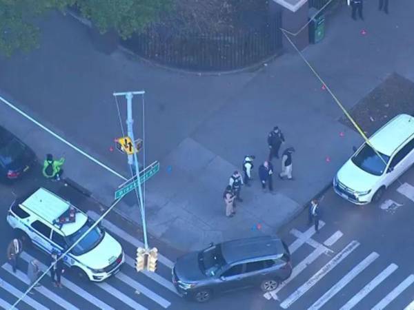 La menor de edad caminaba por la acera con su papá por la acera de una transitada calle en Harlem cuando recibió el impacto de bala.