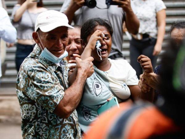 En medio de un profundo dolor y angustia, los familiares de las víctimas de la trágica matanza en la Penitenciaría Nacional Femenina de Adaptación Social (PNFAS) se congregaron en las afueras de la morgue en busca de respuestas y para enfrentar la difícil tarea de identificar a sus seres queridos