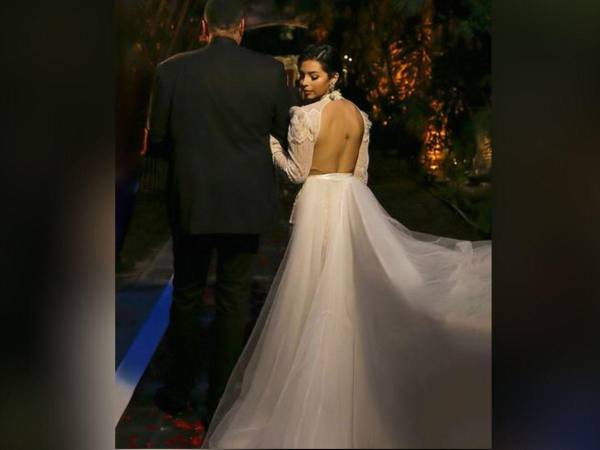 El vestido de novia utilizado por Ángela Aguilar para contraer matrimonio con Christian Nodal ha causado revuelo en las redes sociales, no solo porque algunos no les parece el adecuado, sino porque afirman pudo haber sido comprado a través de la plataforma Aliexpress.