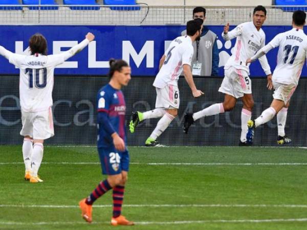 Los blancos celebraron su triunfo 2-1 ante el Huesca.