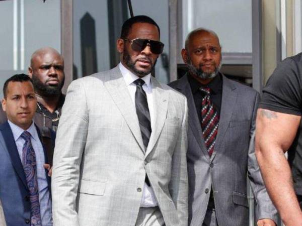 R. Kelly es acusado por varios delitos de abusos sexuales y delitos federales en dos estados.