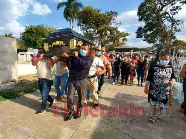 Juan Carlos Vega fue sepultado en el cementerio de Danlí la tarde del martes.