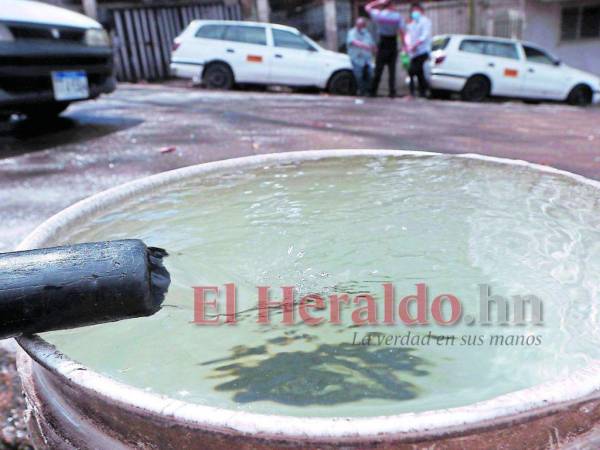 Los pobladores deben pagar más de 40 lempiras por barril para llenar sus recipientes con el líquido vital y así sobrevivir.