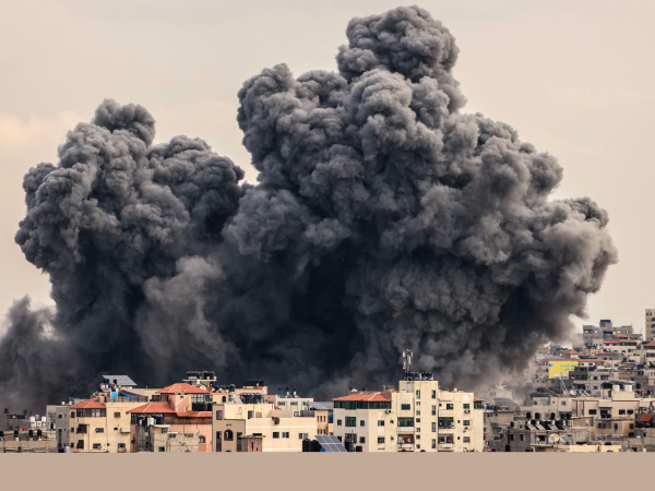 Una columna de humo se eleva al cielo en la ciudad de Gaza durante un ataque de Israel, en respuesta a los actos terroristas de Hamás perpetrados el pasado sábado siete de octubre.