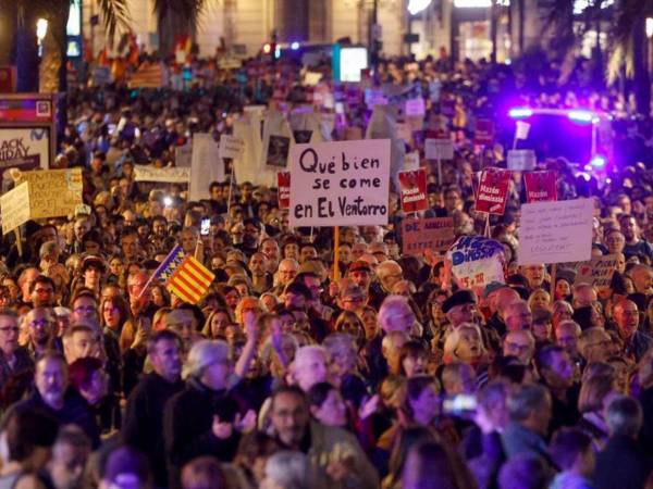 Un mes después de la DANA una multitudinaria manifestación exige de nueva cuenta la dimisión del president de la Generalitat, Carlos Mazón, por su gestión de la catástrofe