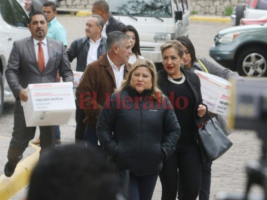 Welsy Vásquez y Gladys Aurora López fueron una de las primeras en llegar a la Corte. Foto: Efraín Salgado/EL HERALDO.