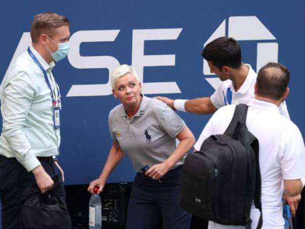 Tras impactarle un pelotazo, Djokovic se acercó a ver como se encontraba tras el incidente que le costó su descalificación. Foto: AFP