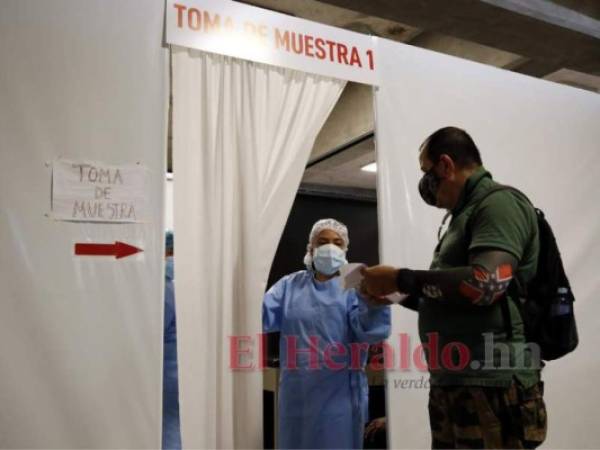 En cada turno seis médicos, tres microbiólogos y cinco enfermeras atienden pacientes.