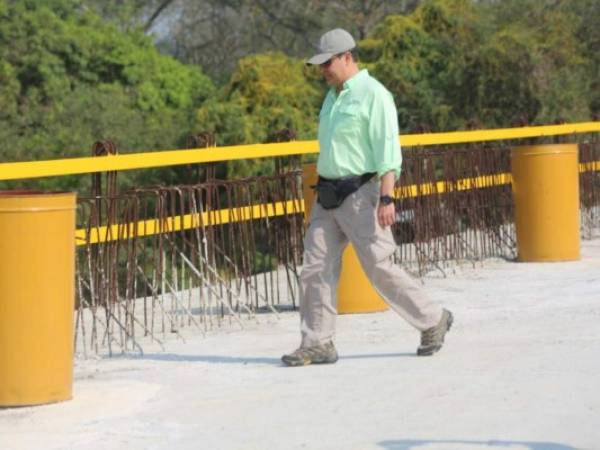 El presidente Juan Orlando Hernández llegó a Santa Rita, Yoro, donde se habilitó el puente sobre el río Humuya.