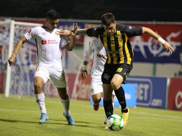 Ramiro Rocca anotó el empate desde el punto penal.