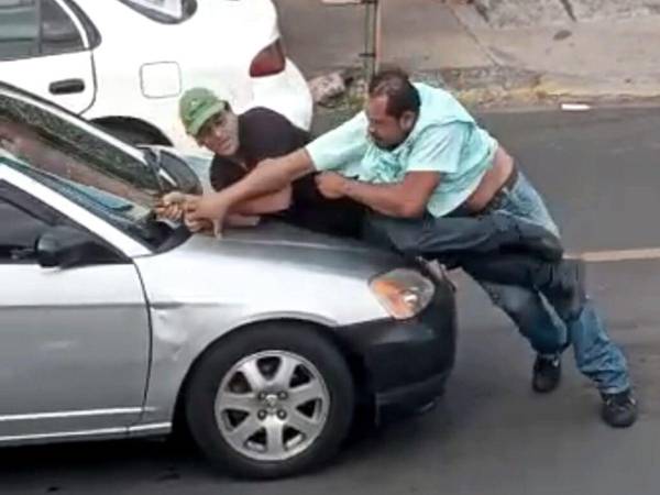 El video circula a través de redes sociales. Por contenidos de violencia y respeto a los lectores de EL HERALDO no lo mostraremos en la presente nota.