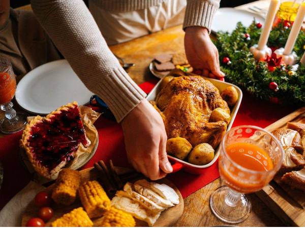 Las festividades navideñas suelen venir acompañadas de deliciosas comidas y bebidas, pero también tienden a incitar a excesos que afectan la salud.