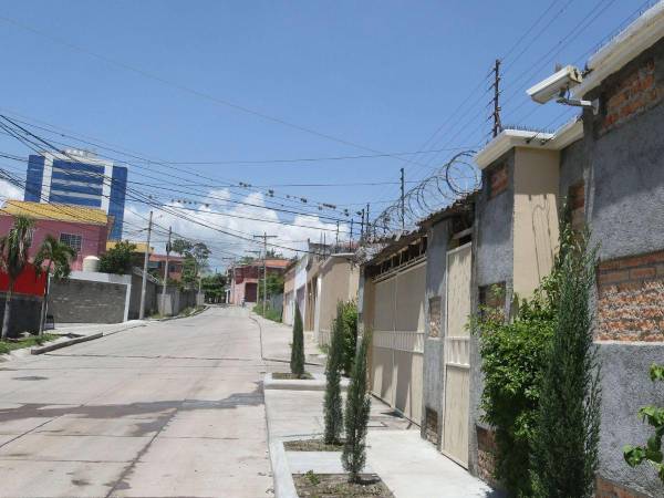 En la esquina de una de las residencias cercanas al sitio donde ocurrió en atentado contra el abogado Iván Martínez y sus dos acompañantes hay cámaras que captaron el mortal ataque.