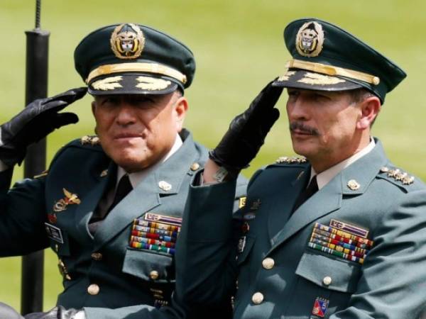 En esta fotografía de archivo del 17 de diciembre de 2018, el comandante del Ejército, general Nicacio Martínez Espinel, a la derecha, saluda durante una ceremonia de juramentación de los nuevos comandantes militares y policiales, en Bogotá, Colombia. Foto: AP / Fernando Vergara, Archivo