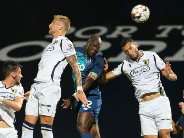 Oporto Danilo Pereira, centro, salta por el balón con Uros Racic de Famalicao, centro izquierda y Roderick durante el partido de fútbol de la Liga portuguesa entre FC Famalicao y FC Porto en Famalicao, Portugal. Los partidos de fútbol de la Liga portuguesa se reanudaron. Miércoles sin espectadores debido a la pandemia de coronavirus. (Jose Coelho / Pool vía AP)