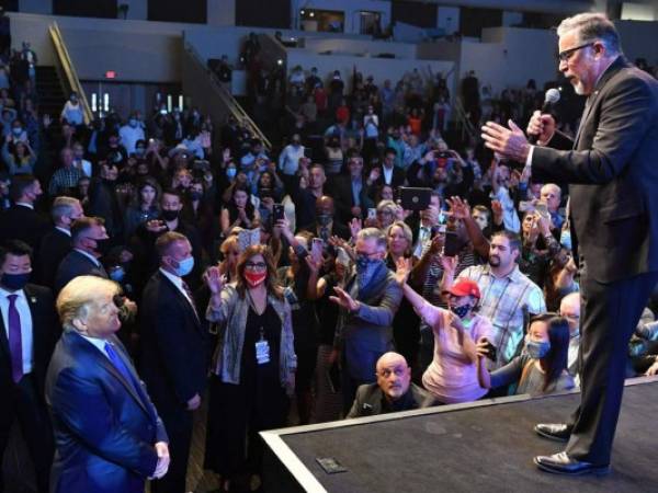 Donald Trump durante un servicio religioso en Las Vegas. El voto cristiano evangélico ha significado un gran respaldo para el republicano. Foto: Agencia AFP.