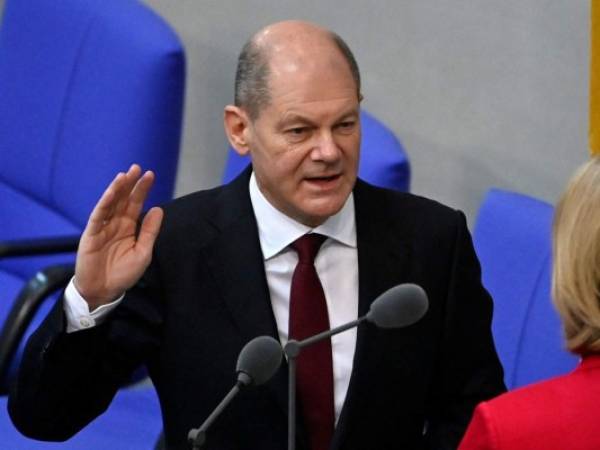 Scholf prestó juramento, junto a su gobierno y ante los diputados, leyendo el artículo 56 de la Ley Fundamental, en el que promete 'consagrar sus fuerzas al bien del pueblo alemán'. Foto: AFP