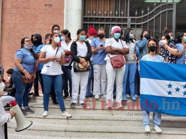 La protesta se realiza de forma simultánea frente a la Secretaría de Salud, al Hospital María y el Hospital Escuela.