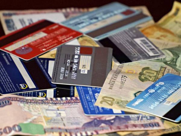 Al menos dos tarjetas de crédito por persona se mantiene como la relación de dinero plástico que circula entre los tarjetahabientes.