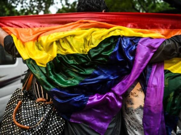 Miembros de la India y partidarios de la comunidad lesbiana, gay, bisexual, transgénero (LGBT) celebran la decisión de la Corte Suprema de derrotar una prohibición de la era colonial contra el sexo gay durante las fuertes lluvias en Nueva Delhi. Agencia AFP.