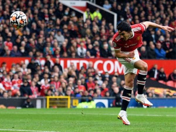 El delantero uruguayo del Manchester United Edinson Cavani se dirige hacia la portería durante el partido de fútbol de la Premier League inglesa entre el Manchester United y el Everton en Old Trafford en Manchester, noroeste de Inglaterra, el 2 de octubre de 2021. Foto: AFP