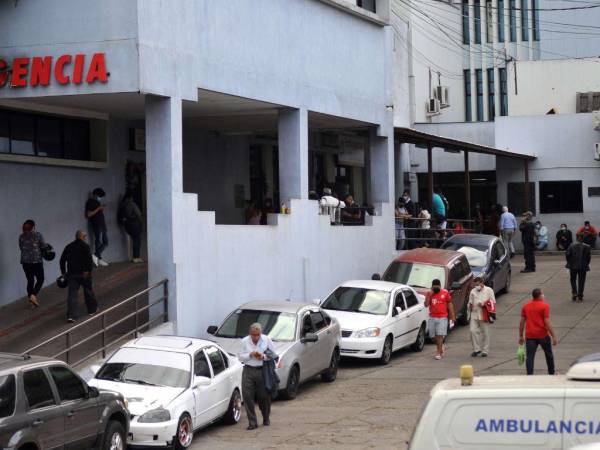 El horario de atención para solicitar una cita médica a través del Contact Center es de lunes a viernes de 6:00 AM a 5:00 PM.