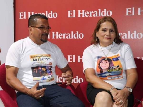 Ever Banegas y Sonia Zalavarría portan con mucho orgullo camisas con el rostro de su hija Katheryn Banegas. Foto: José López/EL HERALDO