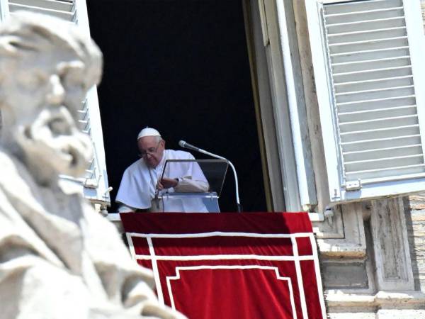 El papa Francisco durante la oración semanal del Ángelus en el Vaticano.