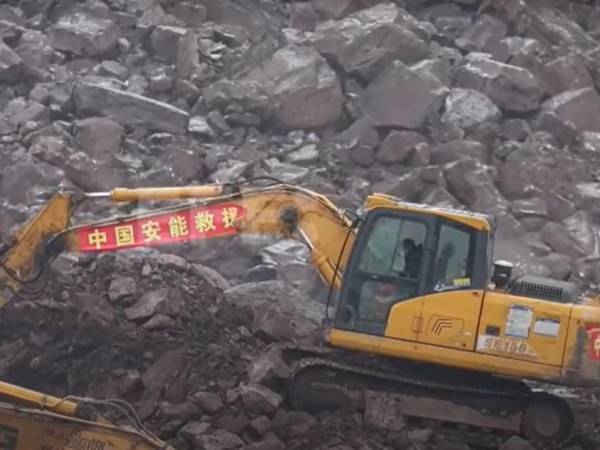 Unas 13 personas permanecen desaparecidas después de un derrumbe repentino en la construcción de un ferrocarril en Shenzhen. (video archivo).