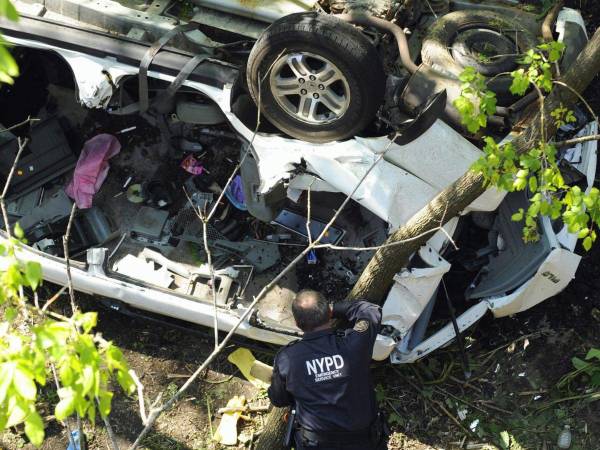 Muchos pasajeros fueron expulsados del autobús, que terminó en una zanja.