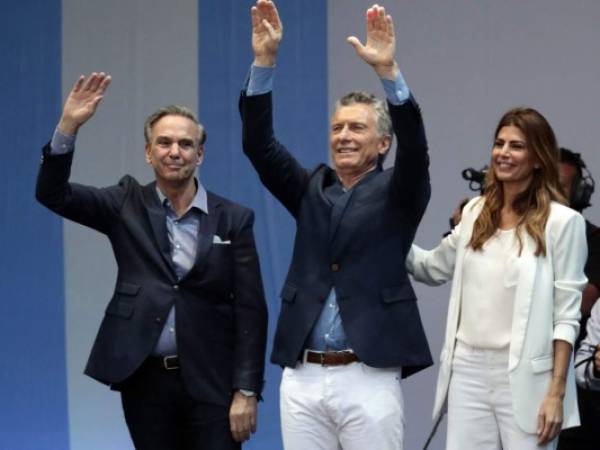 'Vamos a dar vuelta a la elección y al futuro de Argentina. Necesitamos que nos acompañen a construir la Argentina que soñamos', clamó desde la tarima un entusiasta Macri. Foto AFP