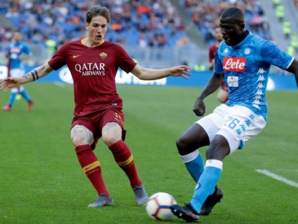 Kalidou Koulibaly, de Napoli, a la derecha, patea la pelota al lado de Nicolo Zaniolo de Roma durante el partido de fútbol de la Serie A entre Roma y Nápoles en el Estadio Olímpico de Roma el domingo 31 de marzo de 2019. AP