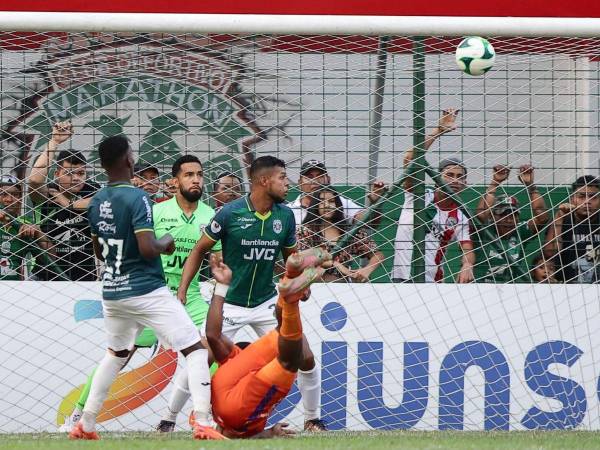 Jairo Róchez no lo pensó dos veces y se lanzó de chilena para anotar el empate.