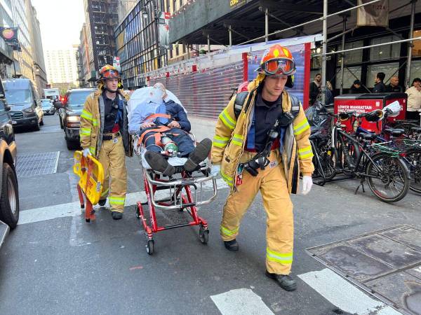 Una persona fallecida y varios heridos fue el saldo del colapso de un edificio de estacionamientos registrado la tarde de este martes en Manhattan, Nueva York. A continuación los detalles.