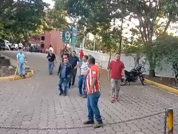 Maestros denunciaron la presencia de colectivos de Libre durante el desalojo por la fuerza.