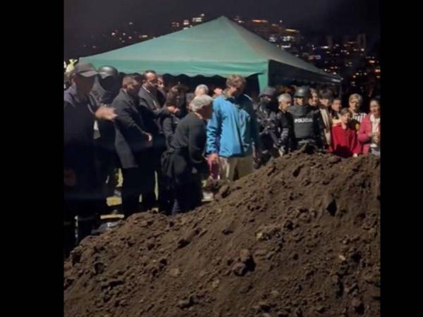 Desgarradora despedida de la madre de Fernando Villavicencio en Ecuador.