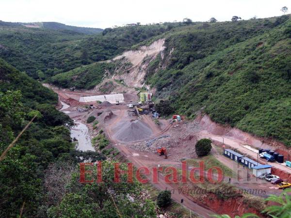 Desde el mirador de la represa se observa la paralización del ansiado proyecto que se construye en la zona sur de la ciudad.