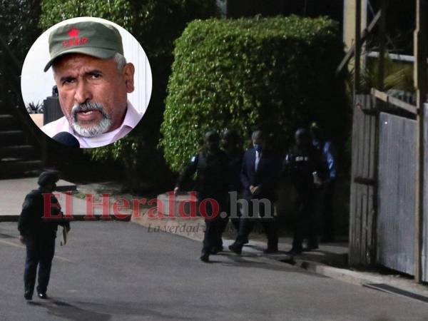 Momento en que el expresidente hondureño sale de la Corte Suprema de Justicia (CSJ).