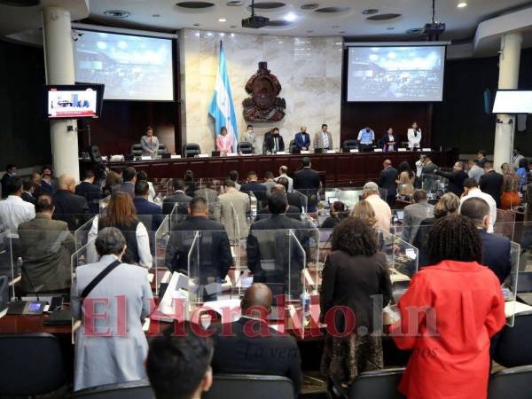 El inicio de las reuniones a la hora convocada y controlar la asistencia de diputados son retos que tiene este Congreso.